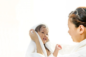 湯上りにお母さんに髪を拭いてもらう幼い女の子