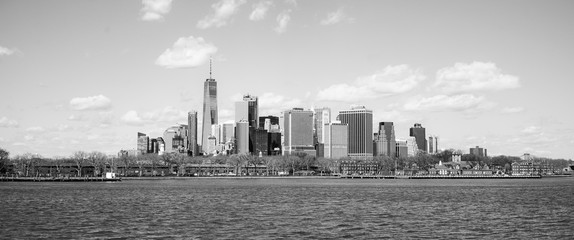 Fototapeta premium Typical Manhattan New York Skyline - view from Hudson River