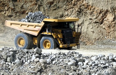 Тяжелая техника в карьере