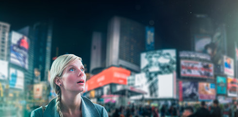 Naklejka premium Zatłoczona panorama Times Square o wysokiej rozdzielczości w nocy i reklamy LED oświetlające to miejsce.