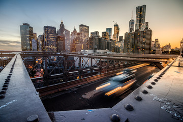 Manhattan Weitwinkelansicht von der Brooklyn Bridge während des Sonnenuntergangs