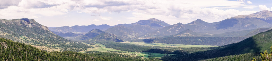 Fototapeta na wymiar Rocky Mountain National Park. Green sunny Valley