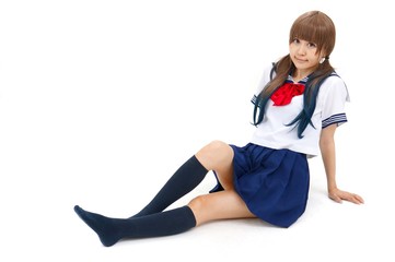 セーラー服を着た女性が座っている