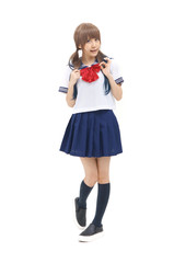 せーら服を着た女性モデルが、白い背景の前に立っています。