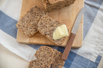 Vollkornbrot mit Butter und Schnittlauch 