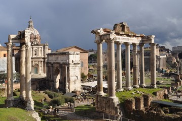 Fototapeta na wymiar Forum Romain (temple de Saturne et Arc de Settimio Severo, Rome, Italie