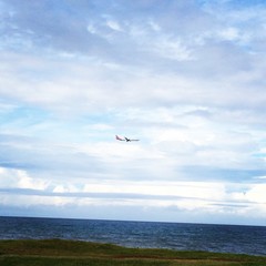 Avion entre mer et ciel