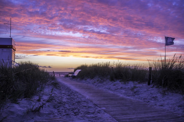 Farbenfroher Sonnenuntergang an der Ostsee