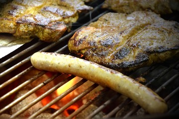 Grill mit Bratwurst und Steak