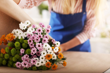 Obraz na płótnie Canvas Female florist working in flower shop