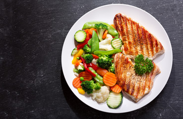 plate of grilled chicken with vegetables © Nitr