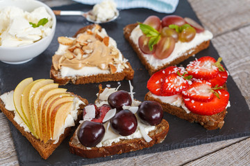 Sweet sandwiches with mascarpone cheese and berries, pear and peanut butter.