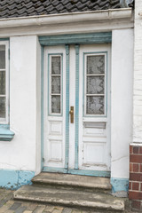 Fototapeta na wymiar Alte verrottete Haustür eines Hauses
