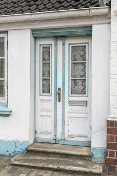 Alte verrottete Haustür eines Hauses