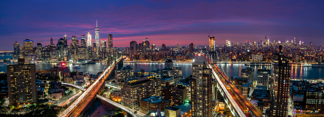 Fototapeta na wymiar View over Manhattan and Brooklyn skyline during sunset