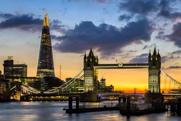 Poster Tower Bridge, de Scherf, het stadhuis en de zakenwijk op de achtergrond & 39 s nachts, Londen, Uk. © daliu