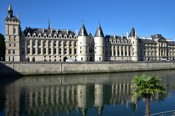Fototapeta na wymiar Tours de la Conciergerie et bords de Seine à Paris en été, France