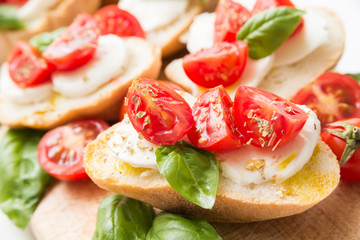 Bruschette con mozzarella, pomodoro fresco, olio di oliva, basilico e origano
