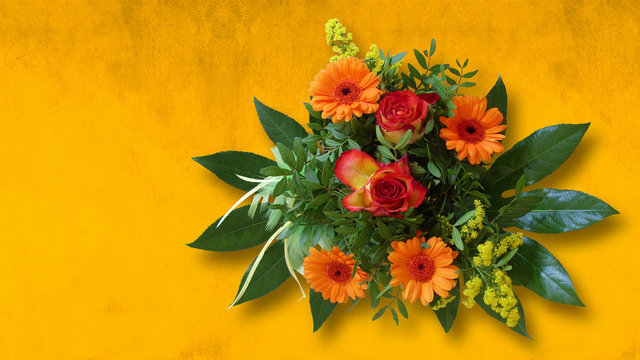 Blumenstrau&szlig; vor gelb orange Hintergrund Gru&szlig;karte