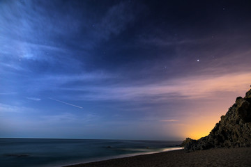 Nachtelijke hemel boven de kustlijn