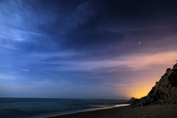 Deurstickers Nachtelijke hemel boven de kustlijn © A_Skorobogatova