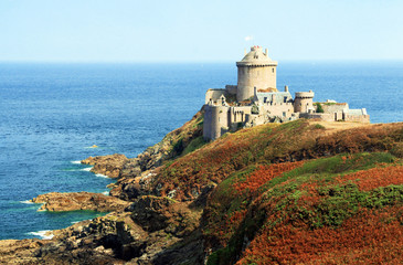 Fototapeta na wymiar Pointe de côte bretonne occupée par un fort