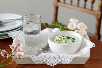 kalte Gurken-Joghurt-Suppe mit Dillöl und Gänseblümchen