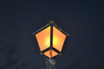 Farola encendida en la oscuridad