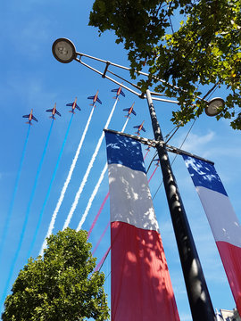 Passage de la Patrouille de France au dessus des Champs-Elys&eacute;es le 14 juillet 2017