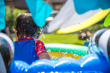 子供と水遊び