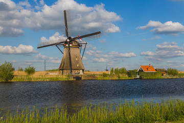 Fototapeta premium Wiatraki w Kinderdijk - Holandia