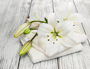 Fototapeta na wymiar Bath towels and white lilies