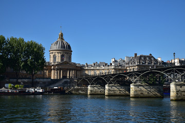 Fototapeta na wymiar Le pont des Arts et l'Institut de France à Paris en été