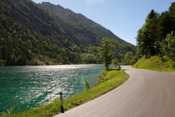 kurvige Straße in den Alpen
