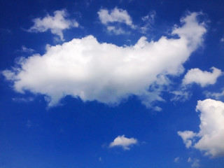 Naklejka na ściany i meble Weisse Wolken, blauer Himmel