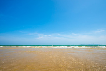 Obraz premium sea sand and blue sky background