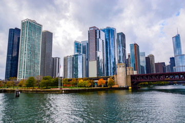 Obraz premium Chicago skyscrapers, Illinois state city, famous for the fountain and the magical colors of autumn, in the city park
