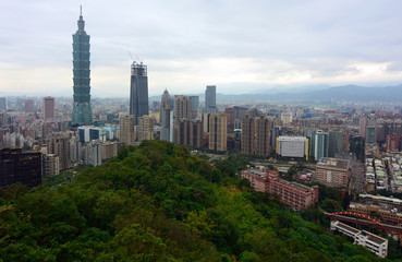 Fototapeta premium Widok na panoramę Tajpej z popularnego punktu widokowego na Elephant Mountain
