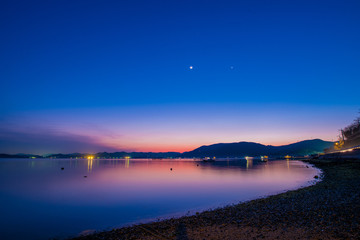 瀬戸内海の夕日と月と金星