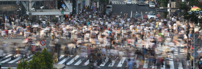 日本の東京都市景観・渋谷の街の人ごみ