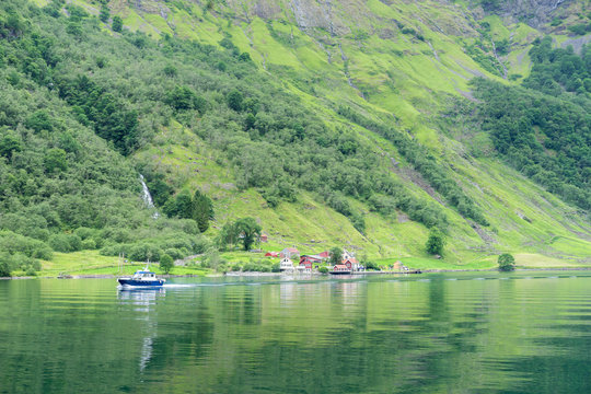Ortschaft am Fjord