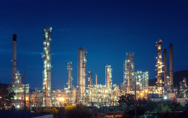 Obraz na płótnie Canvas Oil refinery industry at twilight.