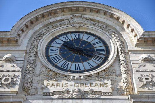 Horloge de l'ancienne gare d'Orsay &agrave; Paris, France