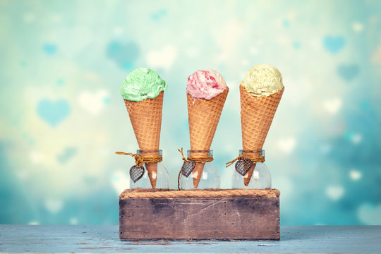 drei Eissorten in Waffeln
