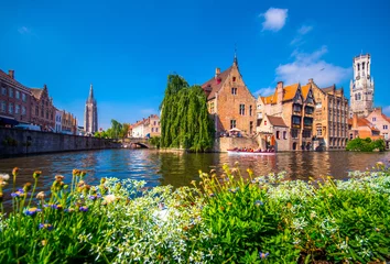 Fotobehang Uitzicht vanaf de Rozenhoedkaai in Brugge met het huis Perez de Malvenda en Belfort van Brugge op de achtergrond bij daglicht © gatsi