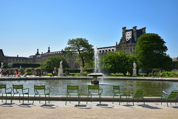 Fototapeta na wymiar Bassin du jardin des Tuileries en été à Paris, France