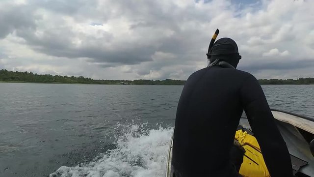 Boot und Taucher auf dem Weg zur Tauchstelle