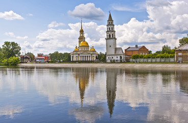 Obraz premium Наклонная башня Демидова и Спасо-Преображенский собор на берегу пруда. Невьянск. Свердловская область