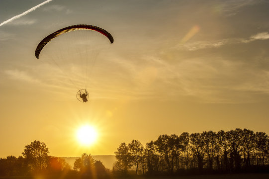 paramoteur au coucher de soleil