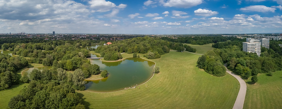 Ostpark M&uuml;nchen, ein gr&uuml;ner Park mit See im Inneren im Sommer